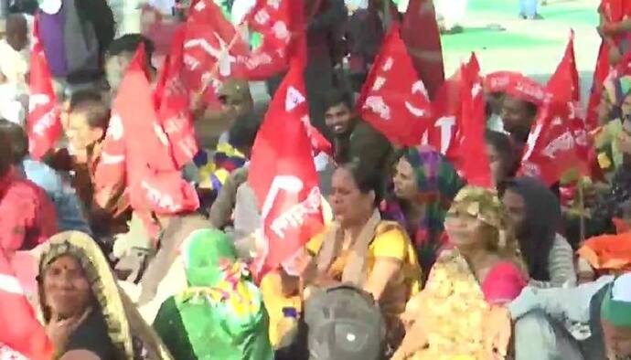 Farmer Protest: প্রধানমন্ত্রী দুঃখ প্রকাশ না করলেও পারতেন, মহাপঞ্চায়েতে বললেন কৃষক নেতা