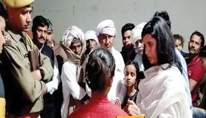 ये कैसे मां-बाप: अपनी 14 साल की बेटी को घर से निकाला, कहा-इसे रखा तो हम जी नहीं पाएंगे..चौखट पर बिलखती रही