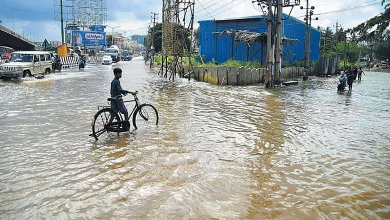 People protest on road rain water against admk panchayat president at mallasamudram