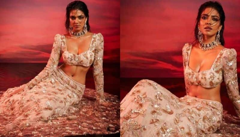 actress malavika mohanan in lehenga look