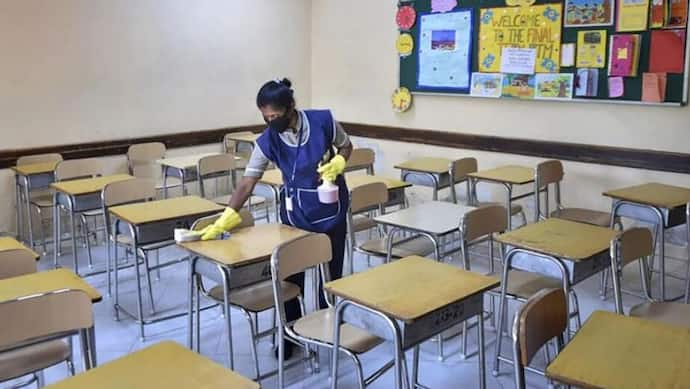 Murshidabad School: ছাত্রী নেই সরকারি স্কুলে, হাইকোর্টে বদলির আবেদন শিক্ষিকার