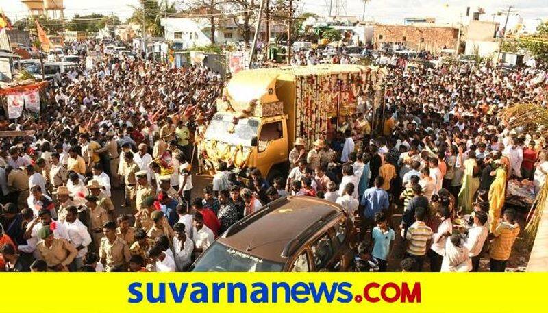 One Lack Devotees Pays Last Respects to Dr Abhinava Annadaneshwara Swamiji in Gadag grg