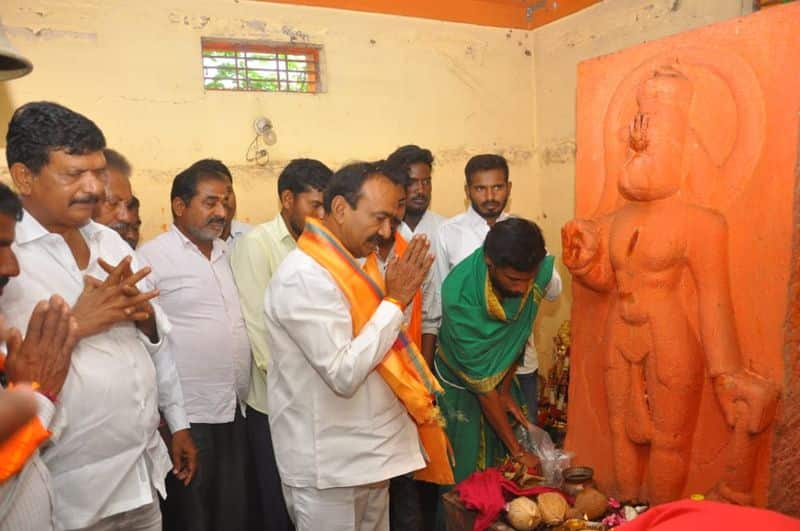 huzurabad mla eatala rajender Eating Lunch With Poor women at jammikunta