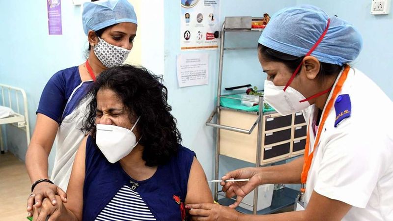 People Rush to Get Covid Vaccine in Bengaluru Due to Fear of Omicron grg