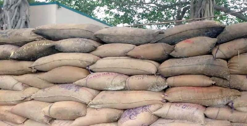 TRS leaders dump paddy bags in front of Warangal BJP office