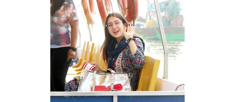 Sara Ali Khan says, 'I am sorry', after her security guard pushes, misbehaves with a pap [VIDEO]
