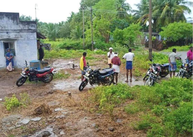 Karur where the youths who snatched the chain got stuck in fear of the police