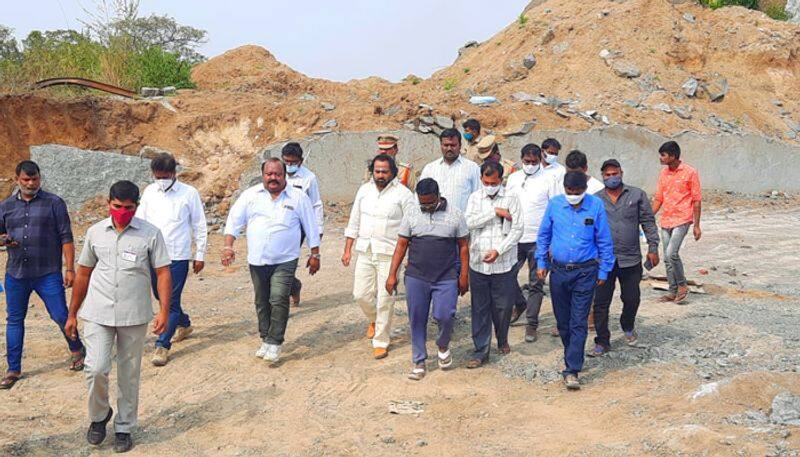 minister gangula kamalakar visits rekurthi gutta lakshmi narasimha swamy temple