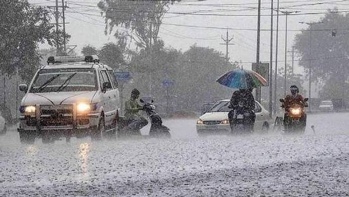 Weather Report: আজ সকাল থেকেই আকাশের মুখ ভার, কলকাতা সহ দুই বঙ্গেই টানা বৃষ্টি