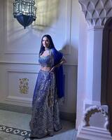 క్లాసీ డ్రెస్ లో బోల్డ్ ఫోజులు.. ఇంటర్నెట్ లో ఇషా గుప్తా అందాల తుఫాన్