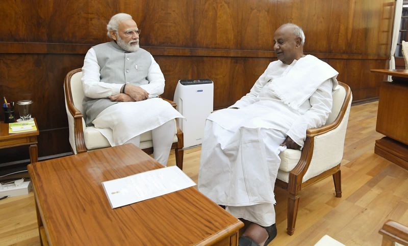 India Gate PM Modi Deve Gowda Meets Triggers JDS BJP pact Buzz hls