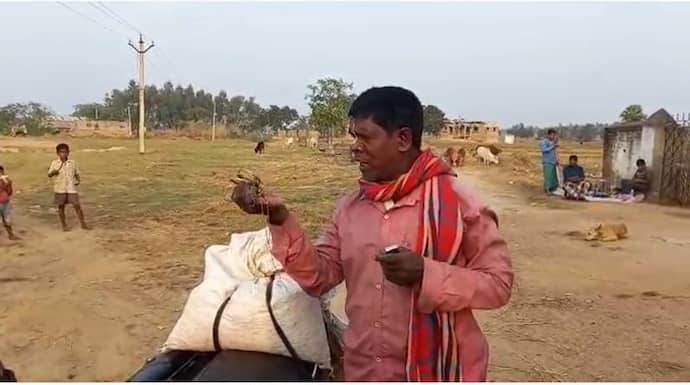 Birbhum: গানে গানে বাদাম বিক্রি, ভাইরাল বীরভূমের ভুবন বাদ্যকর