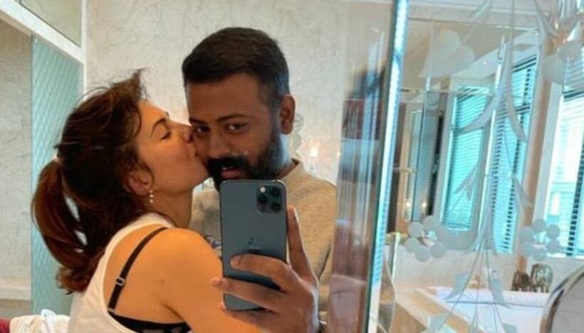 Jacqueline Fernandez indulges in passionate kiss with married conman Sukesh Chandrasekhar, see pic