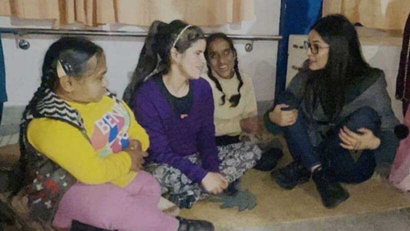 Punjab: अभिनेत्री शहनाज गिल अनाथ आश्रम में बच्चों से मिलीं, सेल्फी ली, फैंस बोले  शुक्र है आप मुस्कुराईं तो...