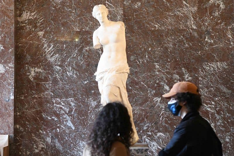 unknown artist recreate Venus de Milo statue in snow