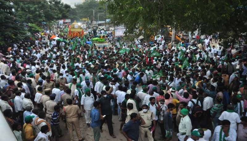 Tension prevails at Pasalapudi After  Police  Stopped Amaravati  Farmers padayatra 