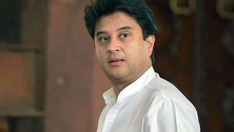 Operation Ganga Mission Jyotiraditya Scindia interacts with Indian student in Romania Bucharest airport netizens priase ckm