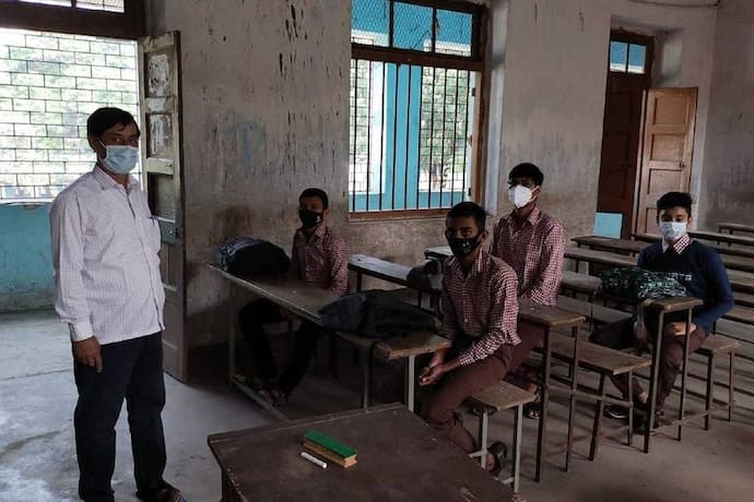 School Student: স্কুলের ঘণ্টার সঙ্গে পাল্লা দিতে গিয়ে নাজেহাল, খালি পেটেই ছুটছে পড়ুয়ারা