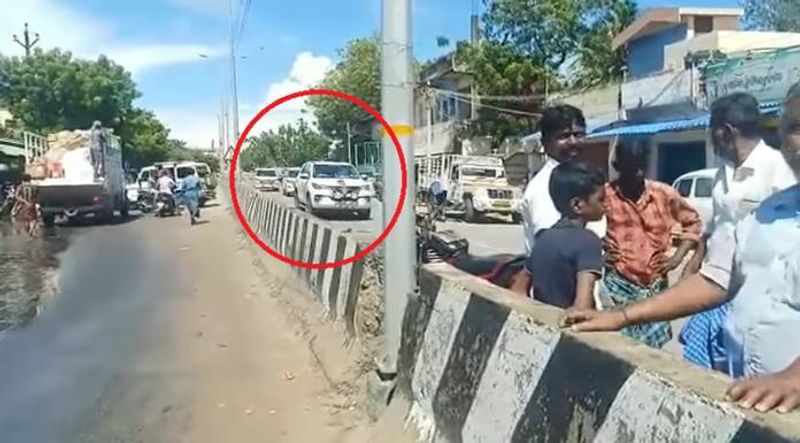 Minister geetha jeevan car u turn while people protest