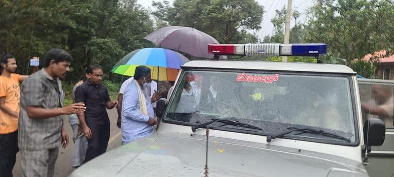 Siddaramaiah Convoy Vehicle Meets Accident in Chikkamagalur rbj