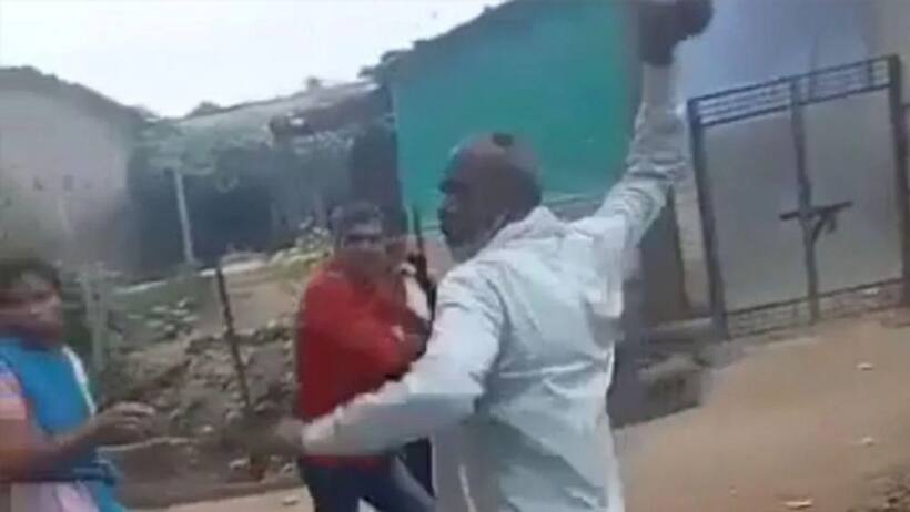 शर्मनाक: CM Shivraj के गृह जिले में वैक्सीनेशन टीम को दौड़ा-दौड़ाकर पीटा, बोले-हमें कोरोना से कोई डर नहीं!