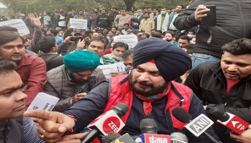 Navjot Sidhu Protests Outside Arvind Kejriwal's Home