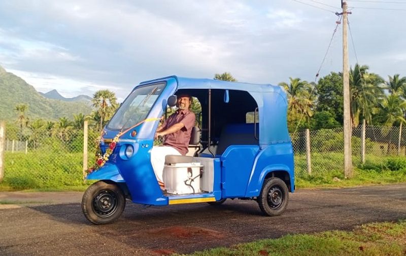 Zoho CEO loves to drive Mahindra Treo electric auto rickshaw suggest anand mahindra for Improvements ckm