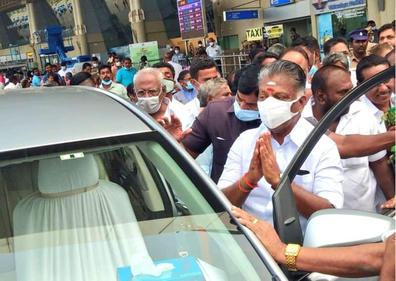 Admk o panneerselvam at madurai airport