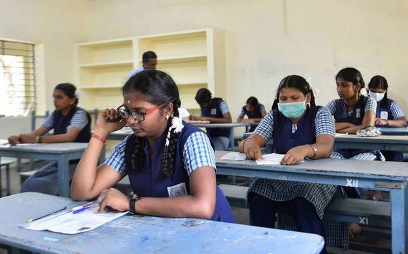 Number Of Students Raises in School in Karnataka in Between Omicron Fear snr