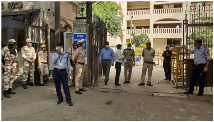 Rohini Court: ఢిల్లీ రోహిణి కోర్టులో పేలుడు కలకలం.. బయటకు పరుగులు తీసిన లాయర్లు