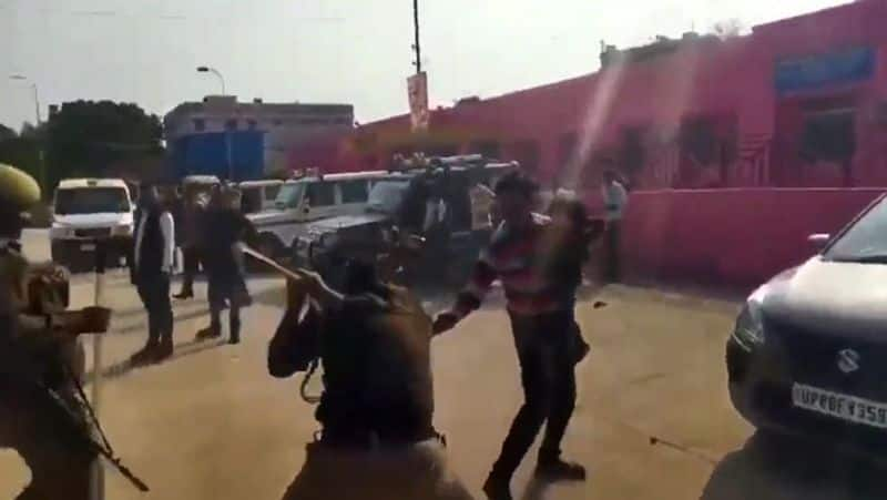 UP Police thrash man carrying child in arms