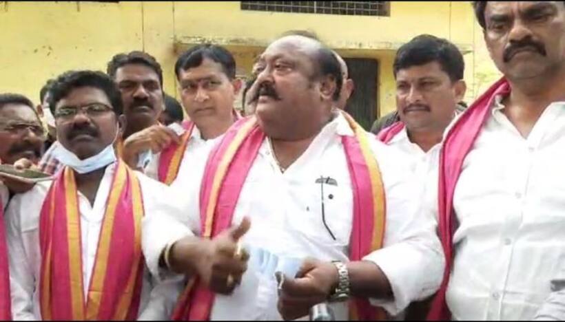 దోచుకోవడానికి వస్తున్నారు.. ఈ ఎన్నికలు ఆంధ్రావాళ్లకి , మనకి జరిగే యుద్ధం : గంగుల కమలాకర్ వివాదాస్పద వ్యాఖ్యలు