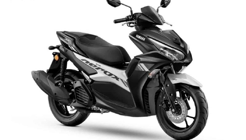 New Yamaha Aerox 155 Metallic Black Colour Model Launched