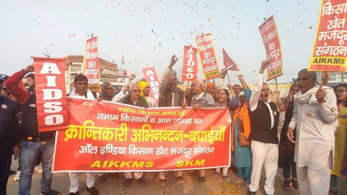 KISAN ANDOLAN: जयकारों के साथ किसानों की घर वापसी शुरू; कुछ दिनों में खाली हो जाएंगे बॉर्डर और हाईवे