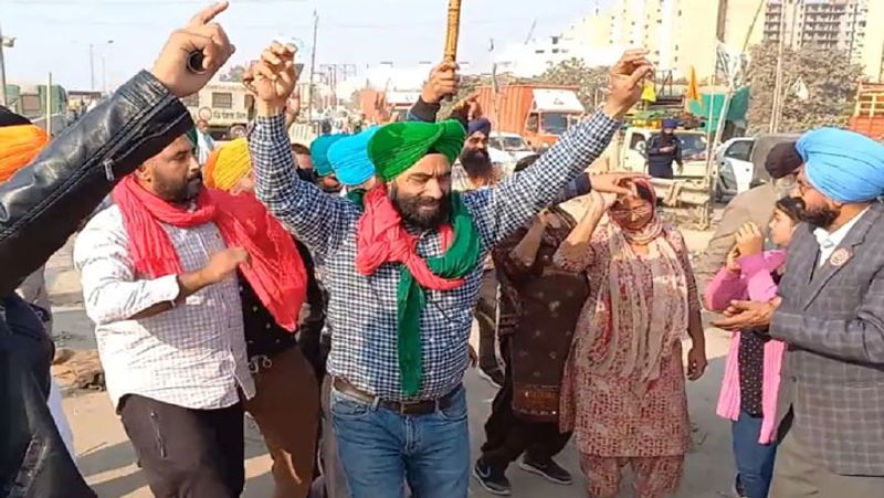 Farmers begin vacating protest sites, take out victory march as year-long protests come to an end-dnm