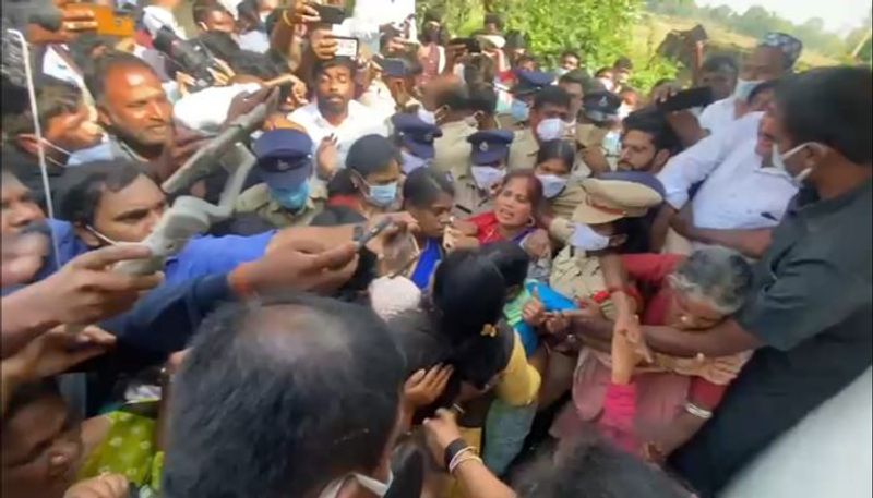 farmer commits suicide in medek... ysrcp chief Sharmila Met Farmer Family