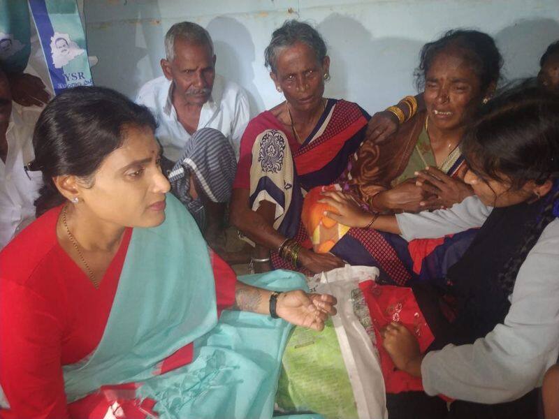 farmer commits suicide in medek... ysrcp chief Sharmila Met Farmer Family