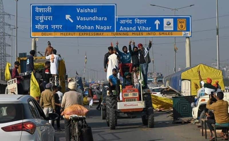 Hundreds of farmers travel to Delhi to participate in a'mahapanchayat.'