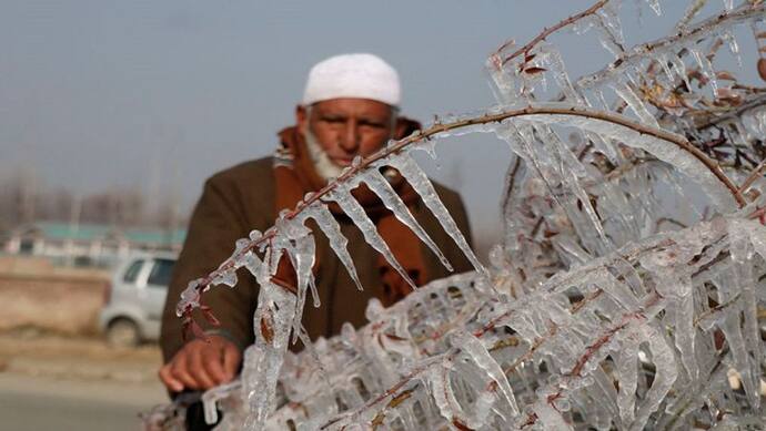 Srinagar: शून्य से नीचे पहुंचा पारा, जमा देने वाली ठंड से जनजीवन प्रभावित