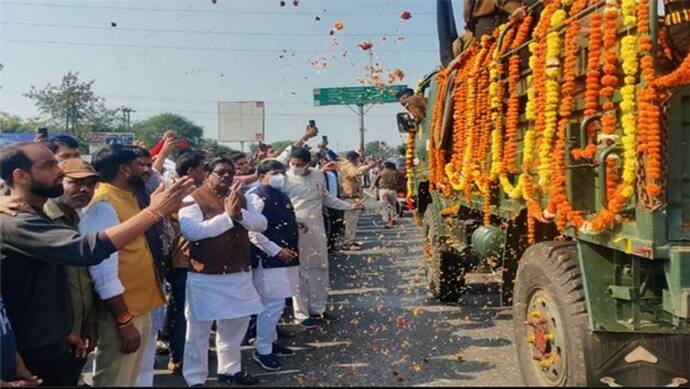 हेलिकॉप्टर क्रैश में जान गंवाने वाले मप्र के सपूत जितेंद्र की अंतिम यात्रा पर बरसते रहे फूल, CM भी पहुंचे गांव