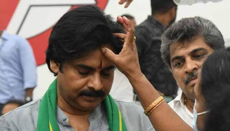 Visakha steel privatisation:Pawan Kalyan holds protest at Mangalagiri Janasena Party office