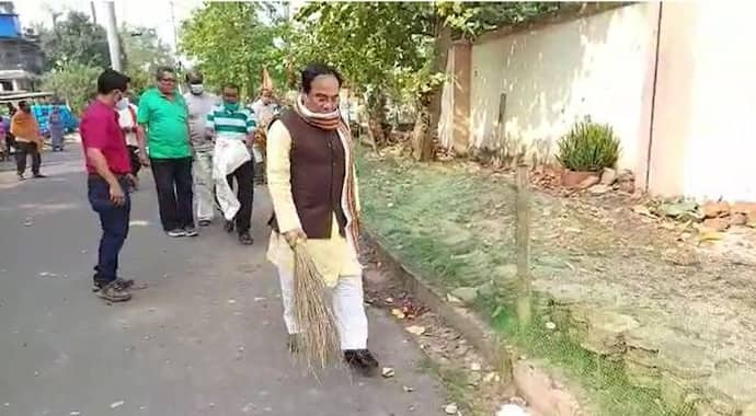 BJP Program: সল্টলেকের শিবমন্দির ঝাঁট দিয়ে পরিষ্কার করলেন জয়প্রকাশ, দিলেন পুজোও