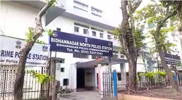 2 Police Arrested: গভীররাতে বাইকে বসিয়ে করুণাময়ীতে তরুণীর শ্লীলতাহানির অভিযোগ, গ্রেফতার এএসআই-সহ ২ পুলিশ