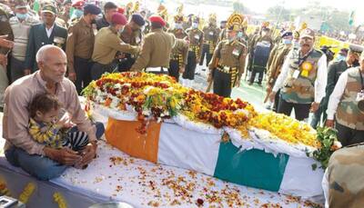 शहीद जितेंद्र अलविदा: परिवार बिलखता रखा, तो डेढ़ साल का बेटा ताबूत के पास खेलता रहा, सिर्फ पापा-पापा कहता