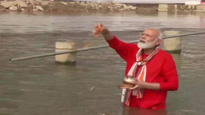 PM Modi In Kashi Vishwanath: অলকানন্দা ক্রুজে গঙ্গাবক্ষে প্রধানমন্ত্রী, স্নান সারলেন ললিতা ঘাটে