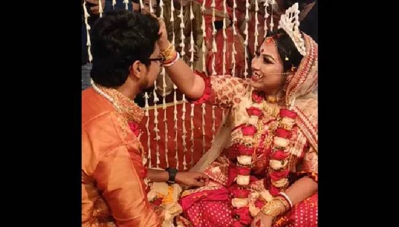 Kolkata bride put sindoor on groom