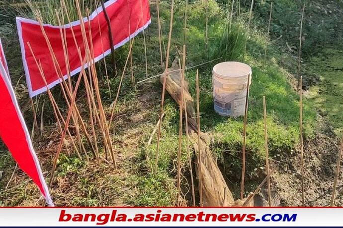 Crime: শিয়ালদহ-লালগোলা শাখার রেললাইনের মাঝে তাজা বোমা উদ্ধার, ঘটনাস্থলে পুলিশ-বোম স্কোয়াড