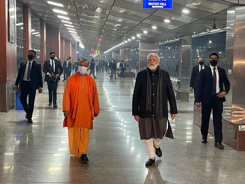 PM Modi visits banaras railway station late night to Inspection development work ckm