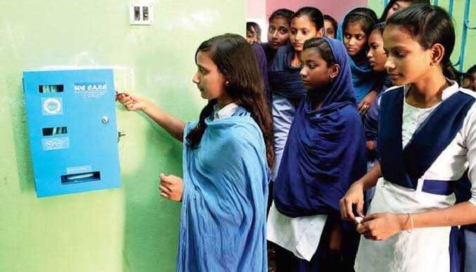 Pad Vending machine : ভাঙছে প্রাচীর, ন্যাপকিন ভেন্ডিং মেশিনের সামনে জড়ো পড়ুয়ারা