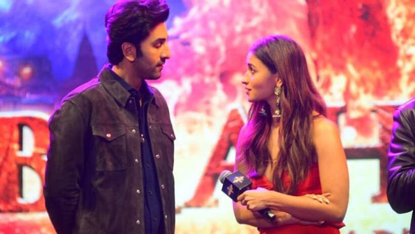 Ranbir Kapoor ने  Alia Bhatt से सबके सामने पूछा  हमारी शादी कब होगी, एक्ट्रेस ने शर्माते हुए दिया ये जवाब